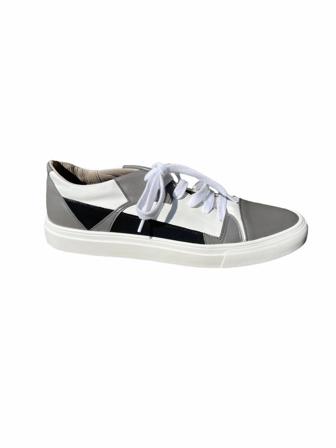 Women's Lia Sneaker In White Minimalist Styling