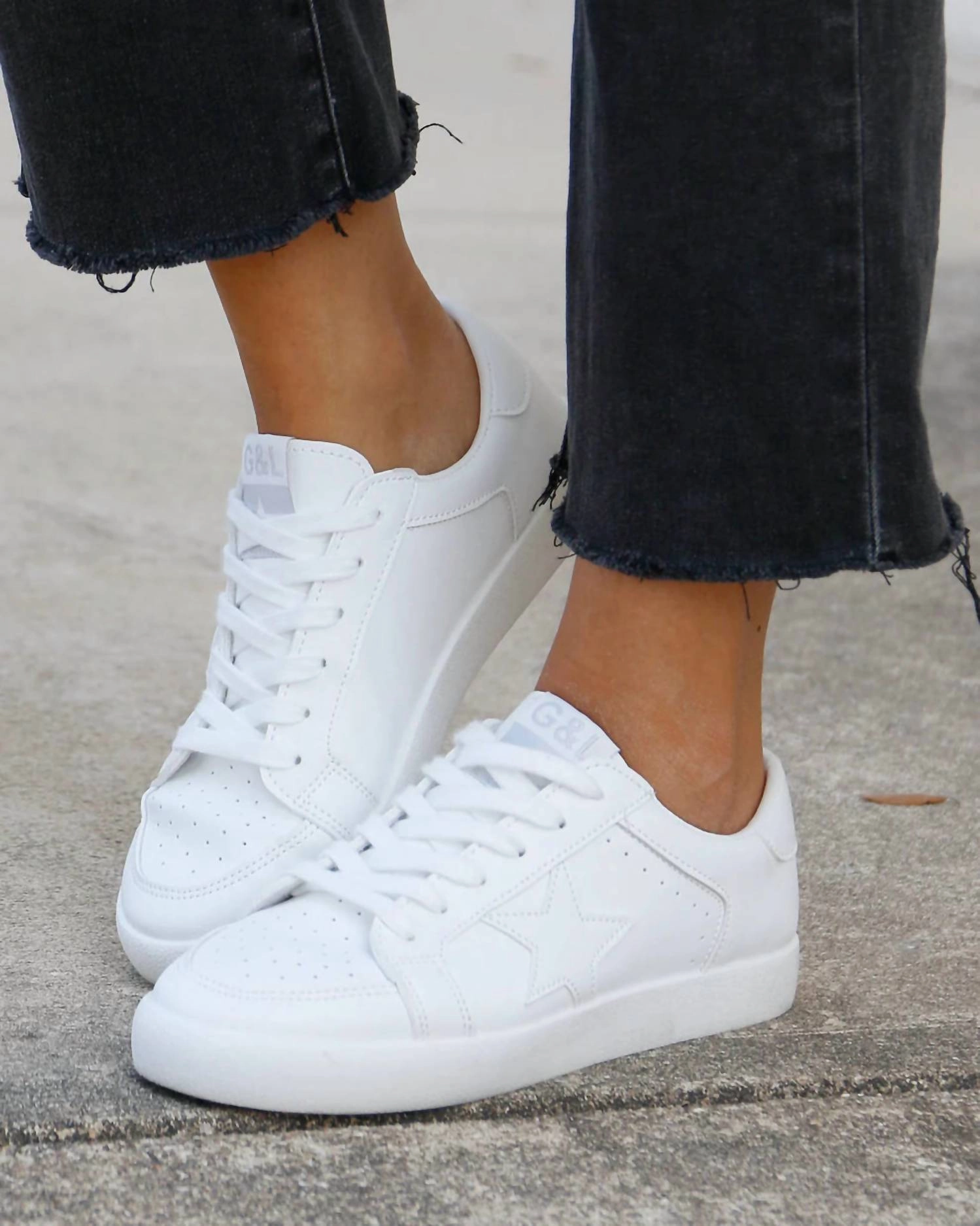 Move Freely Women's Star Sneakers In White