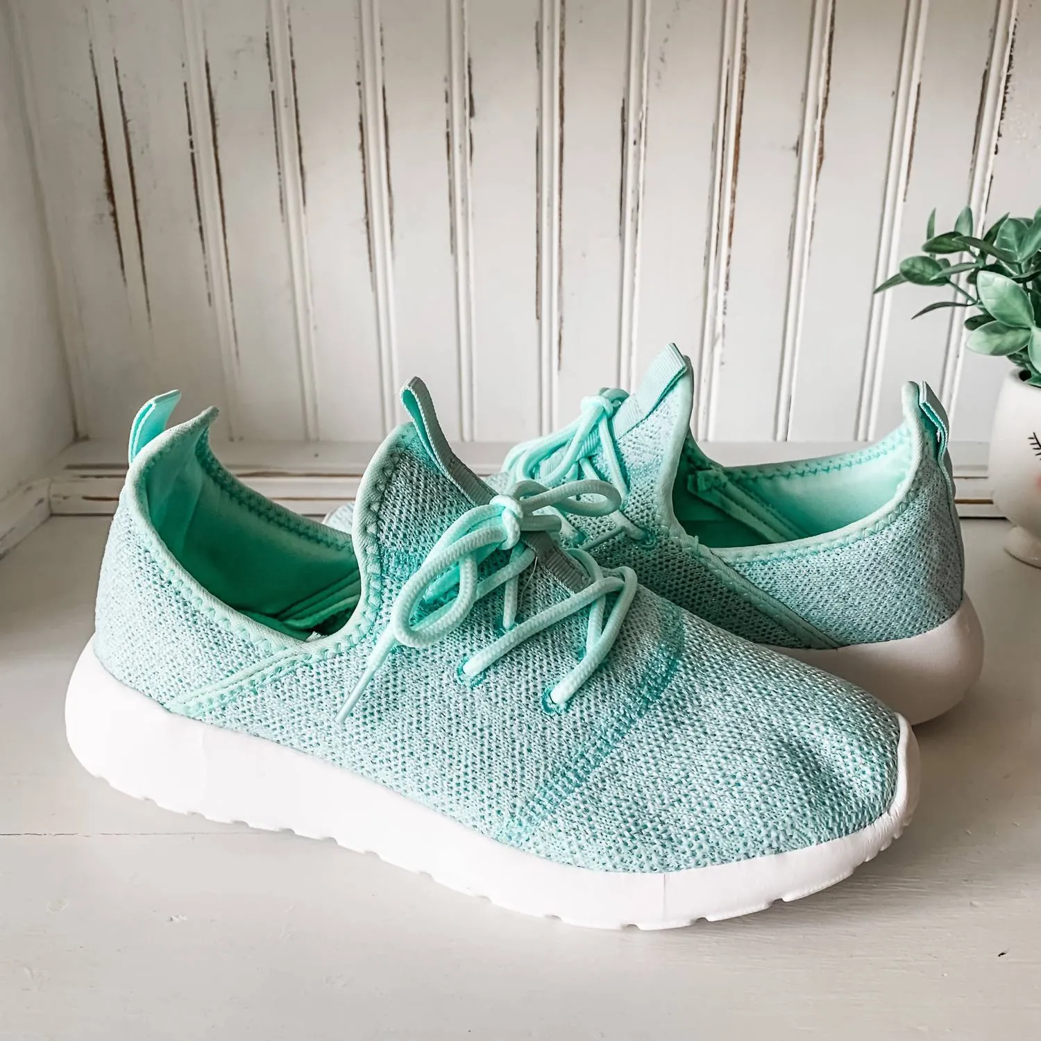 Non Slip Outsole Patterns Women's Liliana Sneaker In Mint