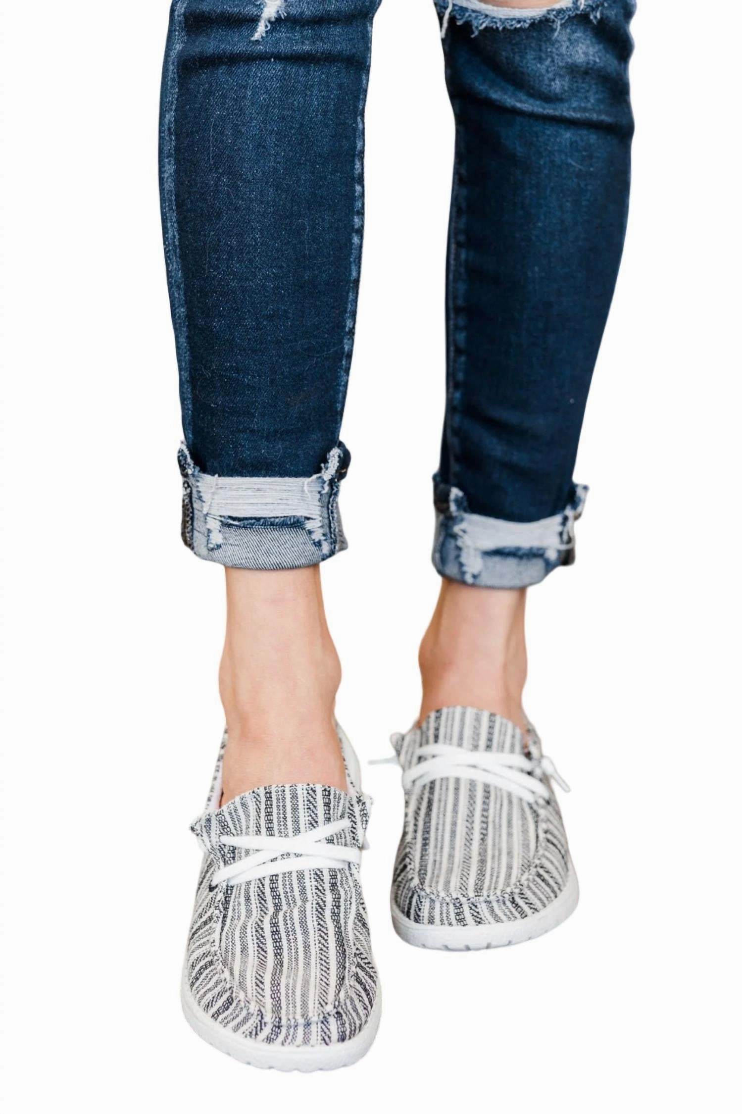 Women's Chaska Sneakers In White/black Light Mobility