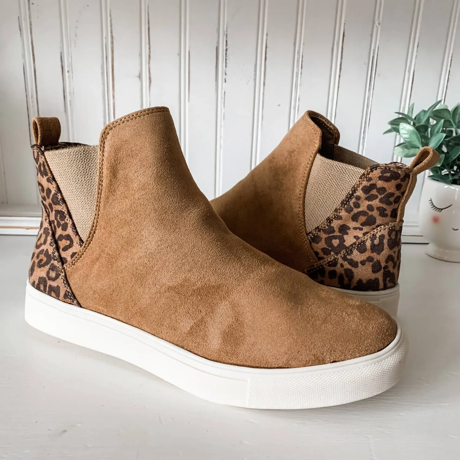 Women's Dembra Sneaker In Tan Luxe Touch Quick Run