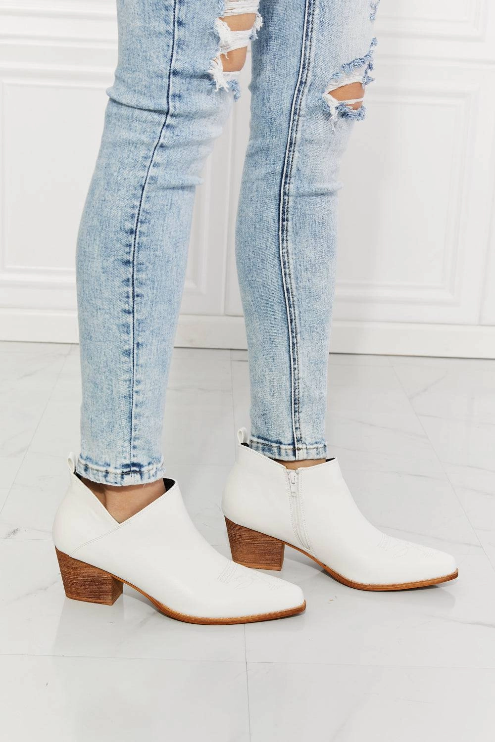 Modern Minimal Protective Finish Snowy Path Trusty2 - Embroidered Crossover Cowboy Bootie in White