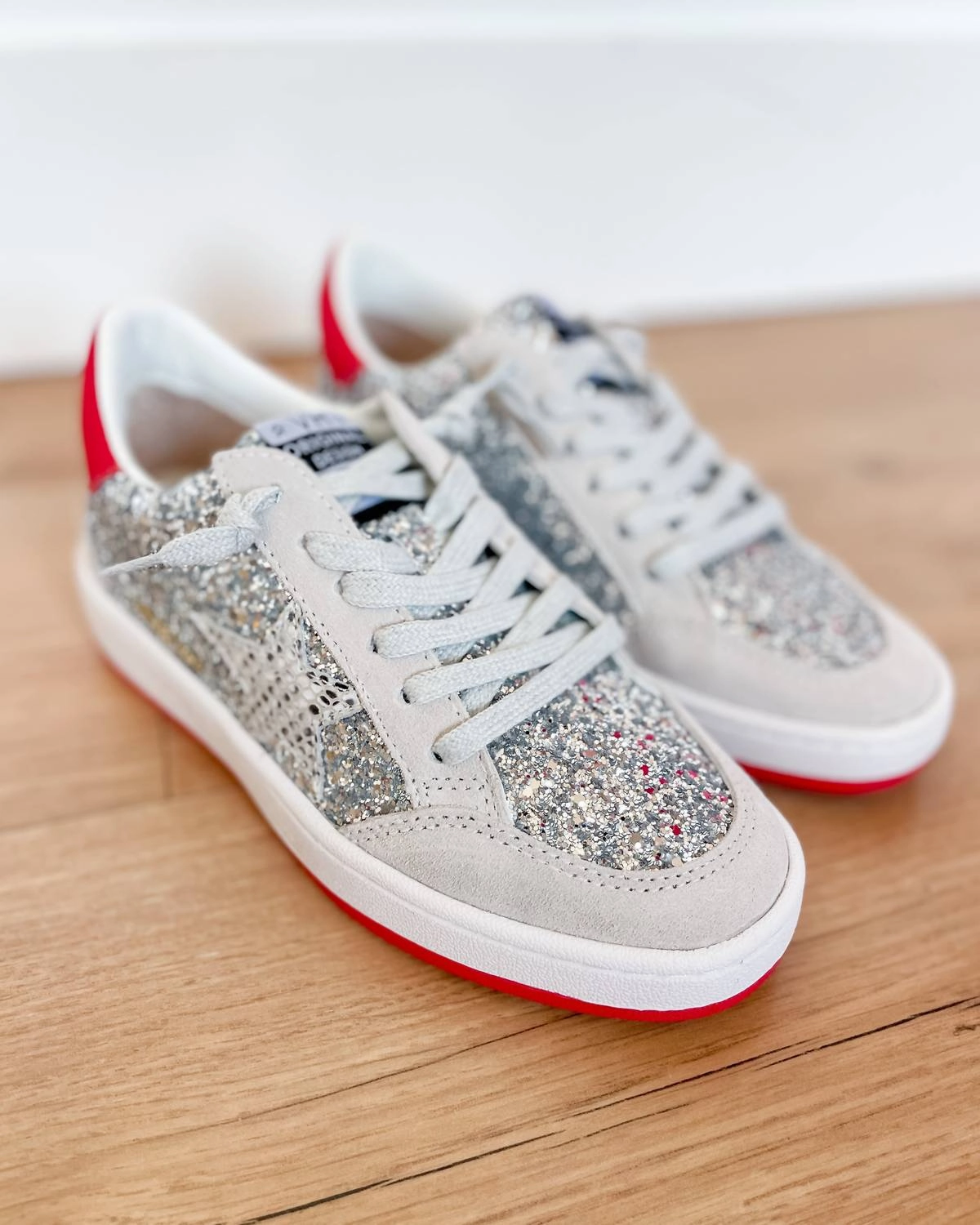 Functional shock absorption Padded cushioning Women's Denisse 18 Sneakers In Silver/red