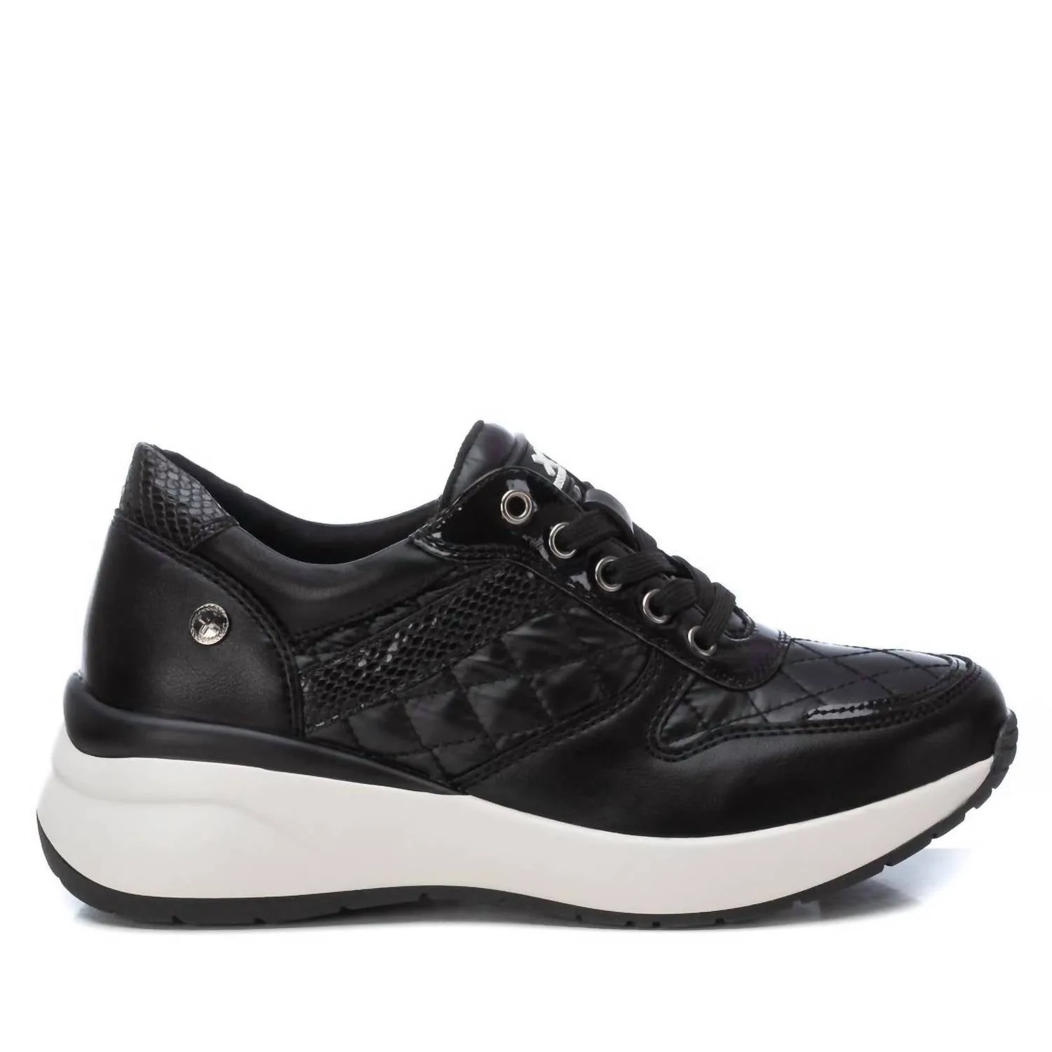 Women's Casual Sneakers In Black Foot alignment