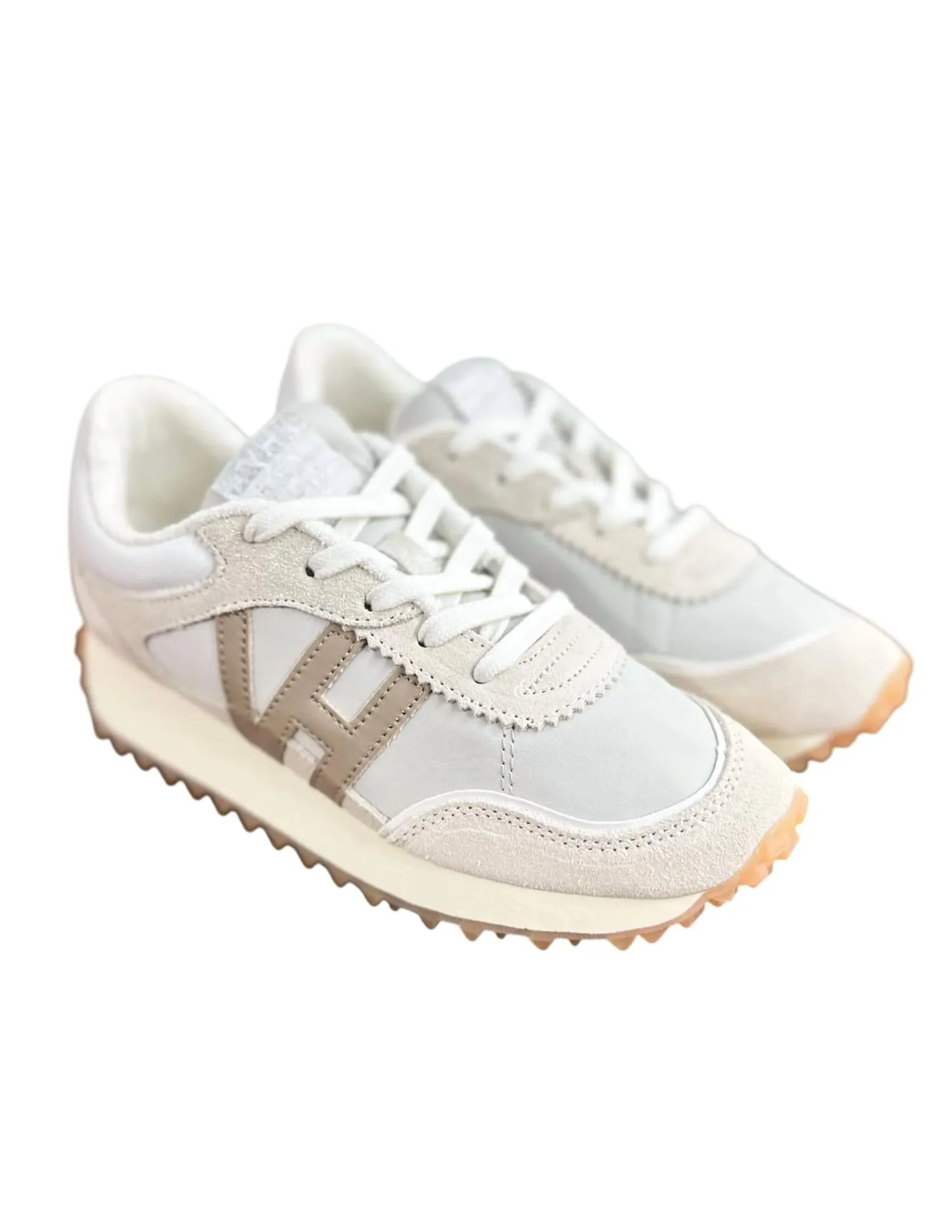 Plush Fit Women's Cosmic 15 Sneaker In White Pebbled/taupe